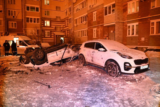 2일(현지시간) 우크라이나의 미사일 공격을 받은 러시아 서부 벨고로드 지역의 피해 현장. 벨고로드 당국은 이날 공격으로 자동차를 운전하던 남성 1명이 사망했으며, 5명이 부상했다고 밝혔다. 연합뉴스