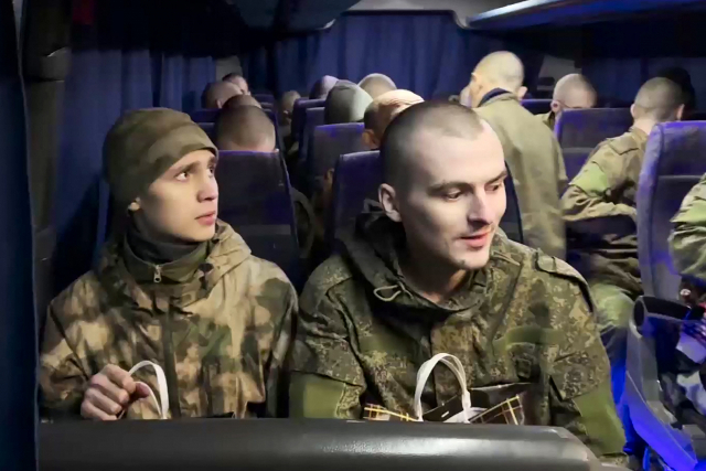 우크라이나와의 전쟁포로 교환으로 풀려난 러시아 군인들이 3일(현지시간) 버스에 탑승해 우크라이나 국경 지역인 벨고로드를 지나가고 있다. 아랍에미리트(UAE)의 중재로 성사된 이번 교환으로 약 5개월 만에 처음으로 포로들이 풀려났다. 연합뉴스