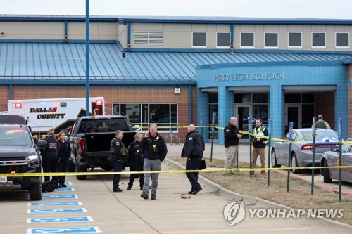 4일(현지시간) 총격 사건이 발생한 미국 아이오와주 페리의 페리 고등학교에서 법 집행관들이 일하고 있다. 새해 첫 등교일인 이날 이 학교 학생이 총격을 벌여 최소 1명이 숨지고 7명이 다쳤다. 로이터연합뉴스