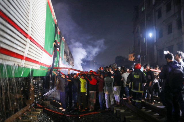 5일(현지시간) 방글라데시 수도 다카에서 달리던 여객열차에 불이 나 최소한 4명이 사망했다고 현지 매체와 AP통신이 6일 보도했다. 로이터·연합뉴스