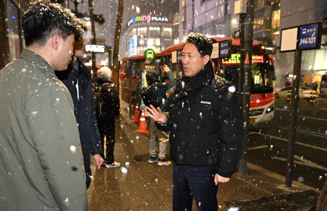 퇴근길 대란 명동 방문한 오세훈 '불편 초래해 죄송'