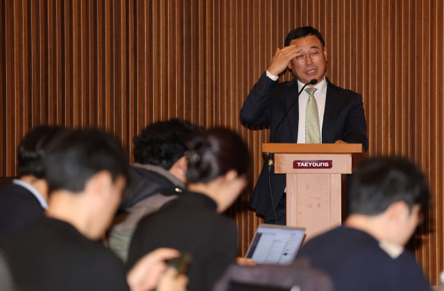 태영건설의 워크아웃 신청 관련 채권단 설명회가 열린 3일 서울 여의도 태영건설에서 양윤석 티와이홀딩스 전무가 기자간담회를 하고 있다. 연합뉴스