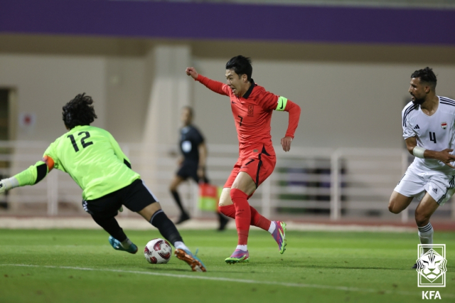 손흥민이 7일 아랍에미리트 아부다비에서 열린 이라크와 평가전에서 슛하고 있다. 사진=대한축구협회 제공