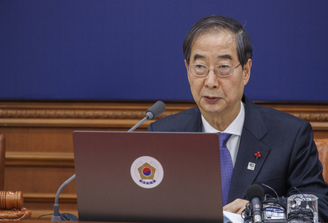 한덕수 국무총리가 5일 국회에서 이송된 '쌍특검법'을 심의하기 위해 서울 종로구 정부서울청사에서 열린 임시 국무회의에 참석해 발언하고 있다. 연합뉴스