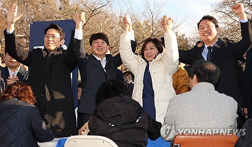 가칭 '개혁신당' 창당을 선언한 이준석 전 국민의힘 대표가 6일 오후 대구 수성구 수성못에서 천하람, 이기인, 허은아 공동 창당준비위원장과 함께 길거리 당원 모집에 나서고 있다. 연합뉴스