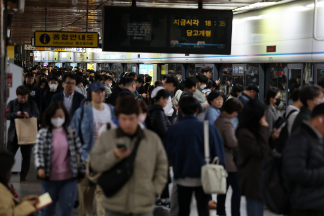 서울역이 승객들로 붐비고 있다. 연합뉴스