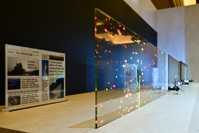 심성전자가 8일(현지 시간) 미국 라스베이거스에서 열린 ‘CES 2024’에서 세계 최초로 선보인 투명 마이크로 발광다이오드(LED) TV. 사진 제공=삼성전자