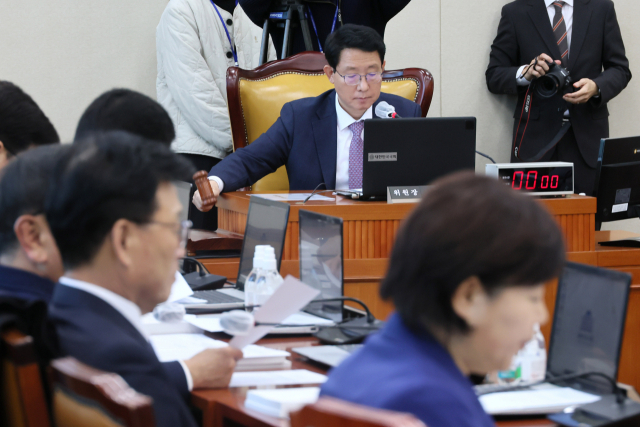 12일 국회에서 열린 기획재정위원회 전체회의에서 김상훈 위원장이 회의를 주재하고 있다. 연합뉴스