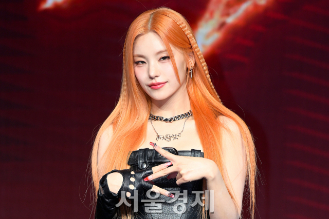 그룹 있지(ITZY) 예지가 8일 오후 서울 영등포구 콘래드 서울 호텔에서 진행된 새 미니 앨범 ‘본 투 비(BORN TO BE)’ 발매 기념 기자간담회에서 포즈를 취하고 있다. 김규빈 기자