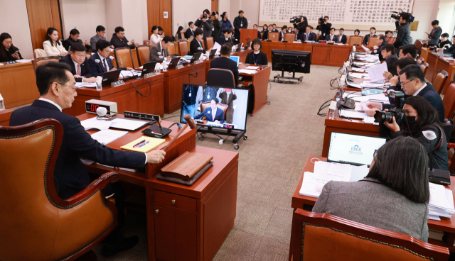 김도읍 법제사법위원회 위원장이 8일 국회에서 열린 법제사법위원회 전체회의에서 의사봉을 두드리고 있다. 연합뉴스