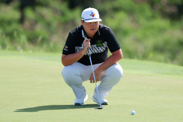 4라운드 18번 홀에서 퍼트 라인을 읽는 임성재. AFP연합뉴스