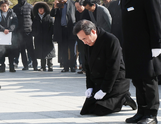 이낙연 더불어민주당 전 대표가 7일 오전 광주 북구 국립 5·18 민주묘지에서 무릎을 꿇고 참배하고 있다. 연합뉴스