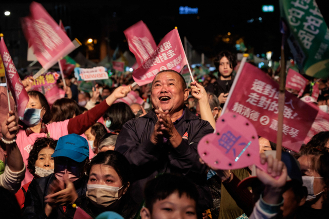 총통 선거를 일주일 앞둔 지난 7일 대만 가오슝에서 열린 선거 유세에서 집권 민진당 지지자들이 환호하고 있다. AFP연합뉴스