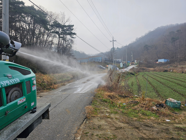 아산 고병원성AI 방역 (홍성=연합뉴스) 충남도는 아산에서 도내 첫 고병원성 조류인플루엔자(AI)가 발생함에 따라 긴급 방역 조치를 하고 있다고 11일 밝혔다. 사진은 발생 농장 인근에서 방역차량이 소독하는 모습. 2023.12.11 [충남도 제공. 재판매 및 DB 금지] soyun@yna.co.kr (끝)