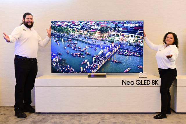 삼성전자 모델이 7일(현지 시간) 진행된 ‘삼성 퍼스트 룩 2024’ 행사에서 2024년형 Neo QLED 8K를 소개하고 있다. 사진 제공=삼성전자