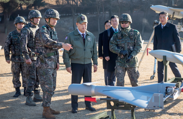 신원식(가운데) 국방부 장관이 8일 경기 포천시 드론작전사령부를 방문해 이보형(왼쪽) 드론작전사령관으로부터 전력 현황을 보고받고 있다. 사진 제공=국방부