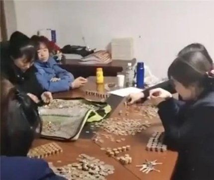 中 상가 주인이 관리비로 낸 동전들을 세고 있는 관리사무소 직원들. 사진=구파신문 캡처