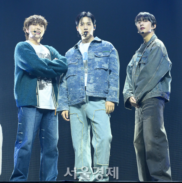 그룹 B1A4가 8일 오후 서울 광진구 예스24라이브홀에서 진행된 미니 8집 ‘커넥트(CONNECT)’ 발매 기념 쇼케이스에서 타이틀곡 무대를 선보이고 있다. 김규빈 기자