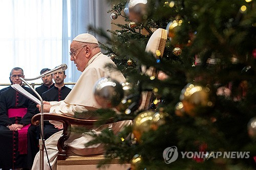 동성 커플 축복 허용했던 교황 '대리모 출산, 전세계적으로 금지해야'