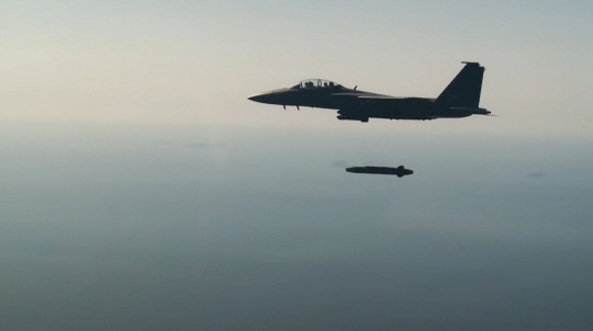 공군 F-15K가 타우러스 미사일을 발사하고 있다. 사진=공군 유튜브