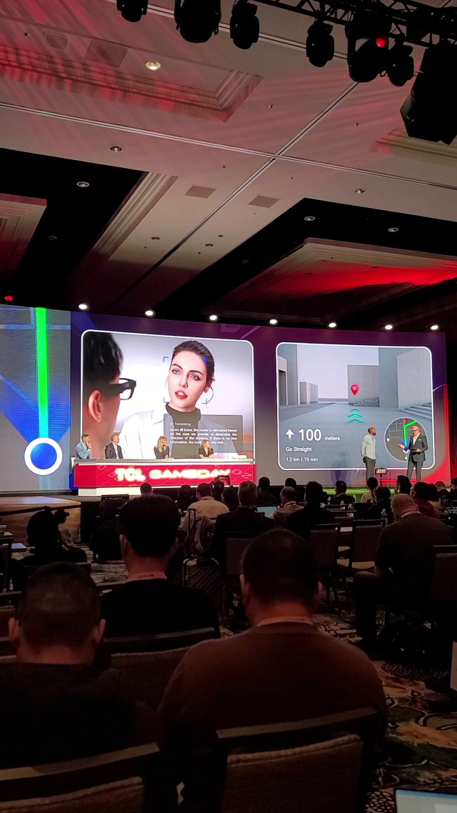 8일(현지 시간) TCL이 미국 라스베이거스 만달레이베이 컨벤션센터에서 열린 프레스 컨퍼런스에서 AI를 탑재한 스마트 글라스 레이 네오 X2 라이트(RayNeo X2 Lite)를 소개하고 있다. 라스베이거스=서종갑 기자