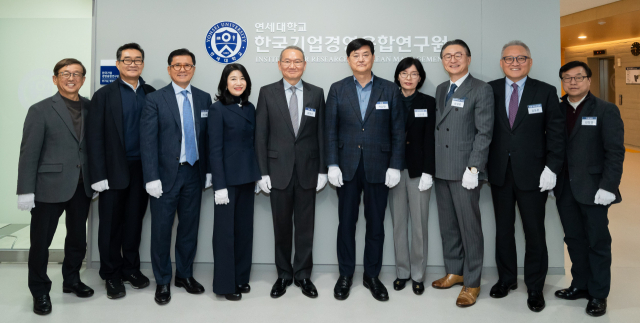 김창수 F&F 회장(왼쪽 다섯번째)과 서승환 연세대학교 총장(왼쪽 여섯번째),김동훈 한국기업경영융합연구원 원장(오른쪽 두번째)이 8일 연세대학교에서 열린 개원식에서 연구원 현판 앞에서 기념촬영을 하고 있다./사진제공=F&F