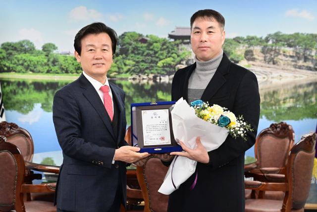 조규일 진주시장이 9일 시청 기업인의 방에서 80대 어르신을 목욕탕에서 구한 김태룡(오른쪽) 씨에게 감사패를 전달하고 있다. 사진제공=진주시