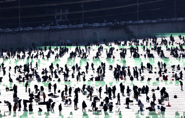 7일 강원도 화천천 일원에서 열린 ‘2024 얼음나라 화천 산천어축제’에서 관광객들이 얼음낚시를 즐기고 있다. 연합뉴스