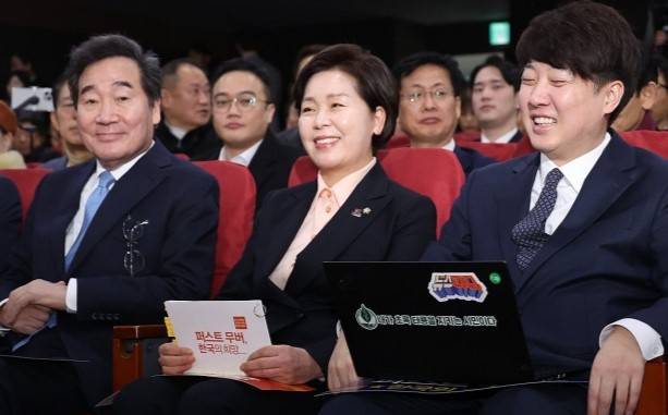 당 창당을 추진 중인 이준석 전 국민의힘 대표(오른쪽부터)와 양향자 한국의희망 대표, 이낙연 전 더불어민주당 대표가 9일 국회 의원회관에서 열린 양 대표의 출판기념회에 나란히 앉아 있다. 사진=연합뉴스