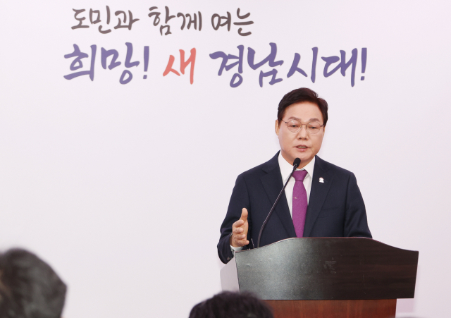 박완수 경남도지사가 9일 도청 브리핑룸에서 우주항공청 특별법 가결 후 환영 입장을 밝히고 있다. 사진제공=경남도