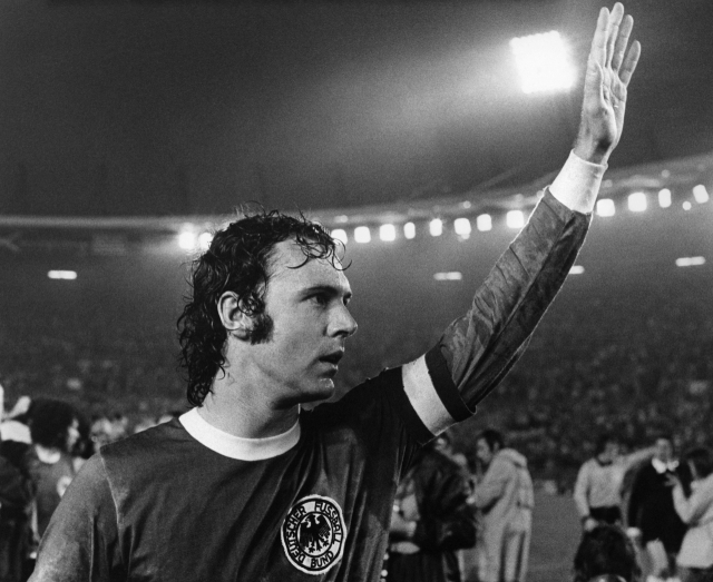 1974년 서독 월드컵 결승전에서 승리한 뒤 관중에게 손을 흔드는 프란츠 베켄바워. AFP연합뉴스