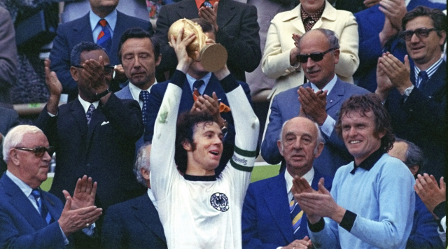 1974년 서독 월드컵 우승 뒤 트로피를 들어 올리는 프란츠 베켄바워. AP연합뉴스