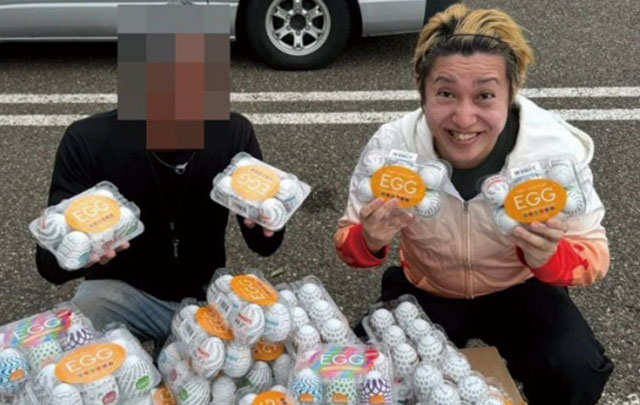 일본 유명 인플루언서 렌고쿠 코로아키(오른쪽)가 남성용 성인용품을 들고 웃고 있다. 사진=렌고쿠 코로아키 엑스(옛 트위터)