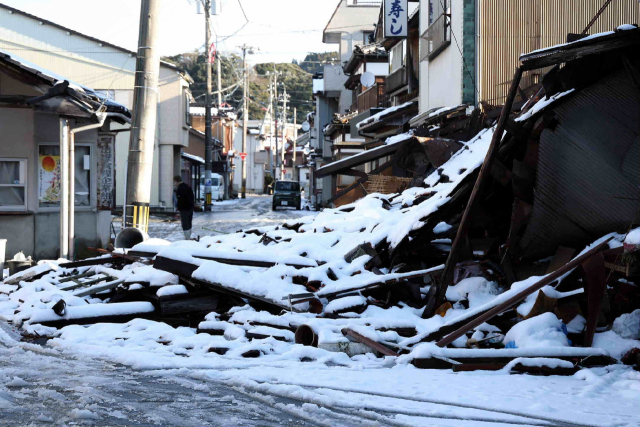 9일 한 행인이 폭설이 내린 일본 이시카와현 노토반도의 강진 피해지역을 걸어가고 있다. 사진=AFP연합뉴스