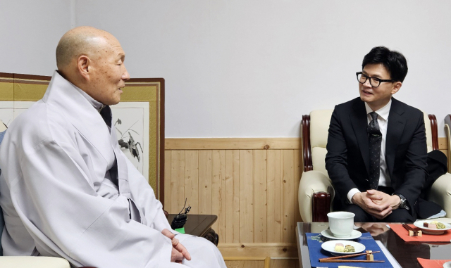 9일 오전 충북 단양군 천태종 본산 구인사를 방문한 한동훈 국민의힘 비대위원장이 총무원장 덕수 스님과 차를 마시며 담소하고 있다. 연합뉴스