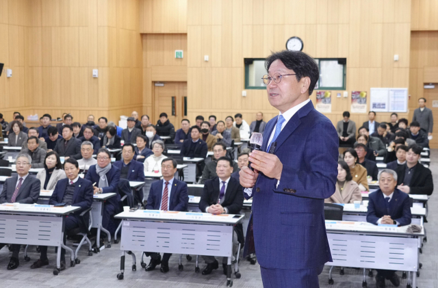 강기정 광주광역시장이 9일 광주시 북구 중소벤처기업진흥공단 호남연수원에서 열린 ‘중소기업융합 광주·전남연합회 100회 조찬세미나’에 참석해 특강을 하고 있다. 사진 제공=광주광역시