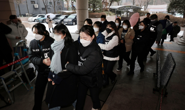 용산 대통령실 진입을 시도하다 붙잡힌 한국대학생진보연합(대진연) 회원들이 9일 오전 마포구 서울서부지방법원에서 열린 구속 전 피의자 심문(영장실질심사)에 출석하기 위해 법정으로 향하고 있다. 지난 6일 오후 1시께 대진연 회원 20명은 대통령실 앞에 모여 '김건희를 특검하라' 등의 구호를 외치며 검문소 등을 통해 대통령실 진입을 시도하다가 체포됐다. 연합뉴스