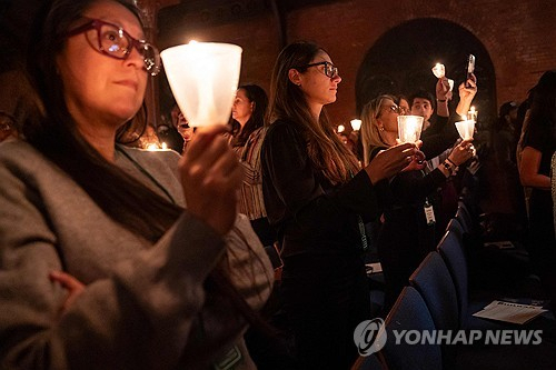 작년 12월 총기폭력 피해자들과 활동가들이 샌디훅초등학교 총기난사 사건 추모식을 열고 있다. 사진=AFP=연합뉴스 자료