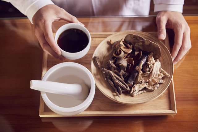 '한약 난임치료 국가가 지원' 법적 기반 마련…양한방 전운 고조