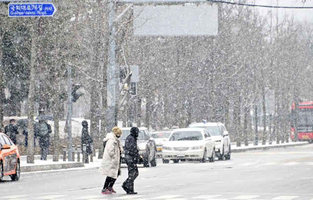 [오늘의 날씨] 대부분 지역 눈·비…곳곳 10㎝ 넘는 대설도