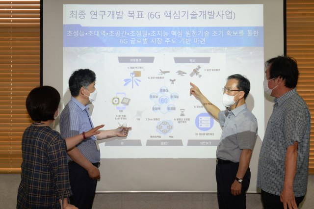 ETRI 연구진이 6G 연구방향을 논의 중인 모습. 사진 제공=ETRI