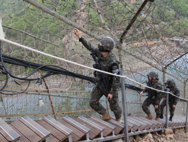 육군 7사단 GOP 장병들이 철책을 따라 이동하며 정밀점검을 하고 있다. 사진 제공=육군