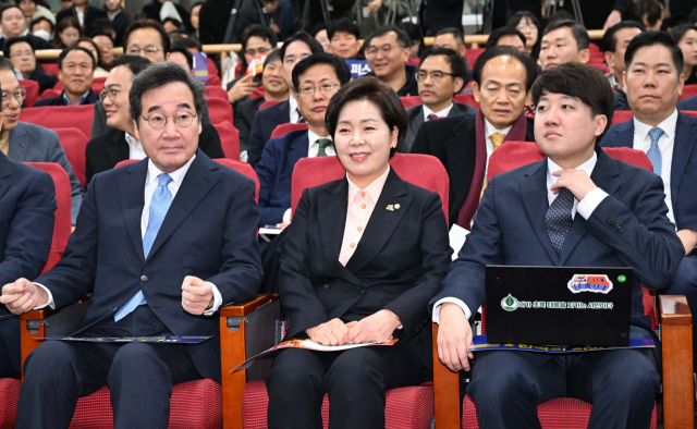 신당 창당을 추진 중인 이준석(오른쪽) 개혁신당 정강정책위원장, 양향자(가운데) 한국의희망 대표, 이낙연 전 국무총리가 9일 국회 의원회관에서 열린 양 대표의 출판기념회에서 자리에 앉아 있다. 권욱 기자