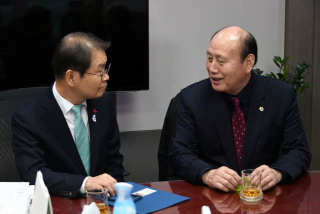 이정식 고용노동부 장관(왼쪽)과 박형덕 동두천시장. 사진 제공=동두천시