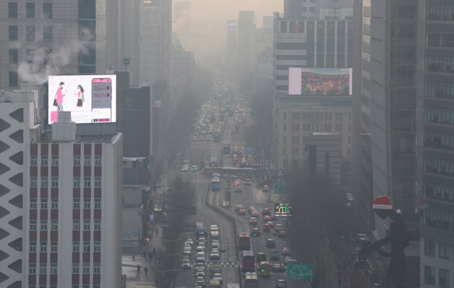 초미세먼지 농도가 '나쁨' 수준을 보인 10일 오전 서울 종로구 일대가 뿌옇게 보이고 있다. 연합뉴