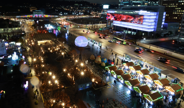 지난달 15일 서울 세종대로 광화문과 광화문광장 일대에서 '2023 서울 빛초롱 축제'와 '광화문광장 마켓', '서울라이트 광화문' 행사가 동시에 열려 연출된 미디어 파사드와 함께 광장의 조형물들이 불을 밝히고 있다. 연합뉴스