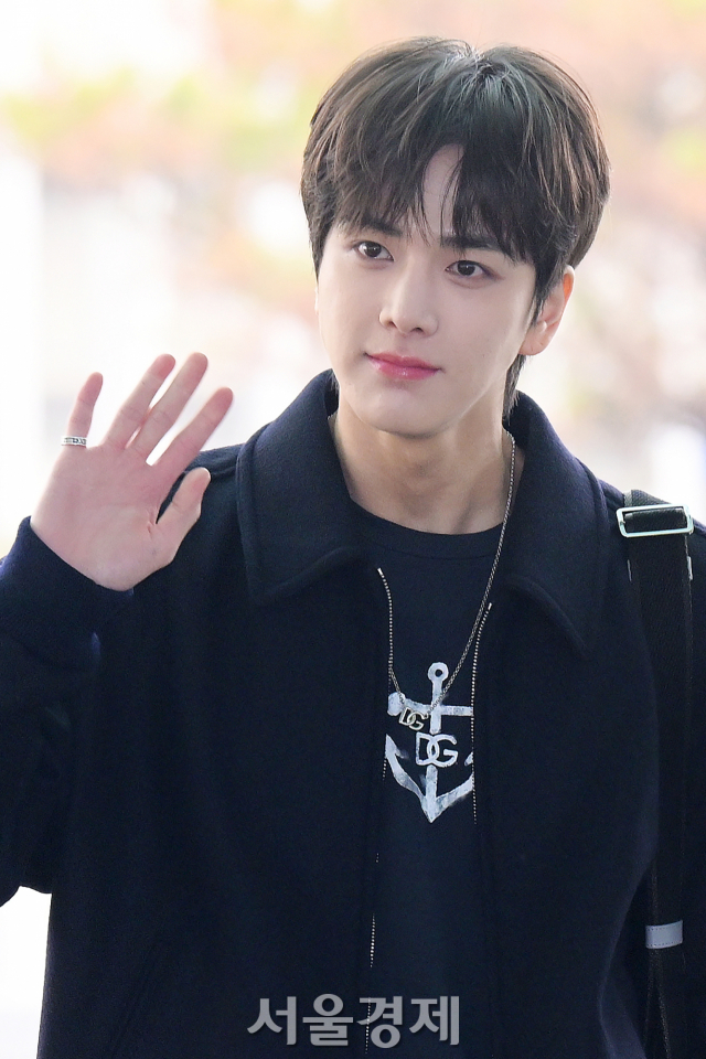 그룹 더보이즈(THE BOYZ) 영훈이 11일 오전 돌체앤가바나 24 Men's Show 참석 차 인천국제공항 제2여객터미널을 통해 이탈리아 밀라노로 출국하고 있다. 김규빈 기자