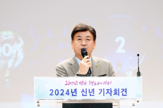 방세환 광주시장이 11일 시청에서 열린 신년 기자회견에서 기자들의 질문에 답하고 있다. 사진 제공 = 광주시