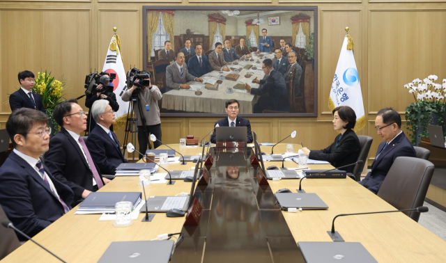 이창용 한국은행 총재(오른쪽 셋째)가 11일 서울 중구 한국은행에서 열린 금융통화위원회를 주재하고 있다. 2024.01.11 사진공동취재단