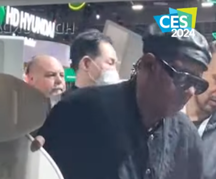 CES 2024 기아 부스에서 PV5를 살펴보는 스티비 원드. 김기혁 기자